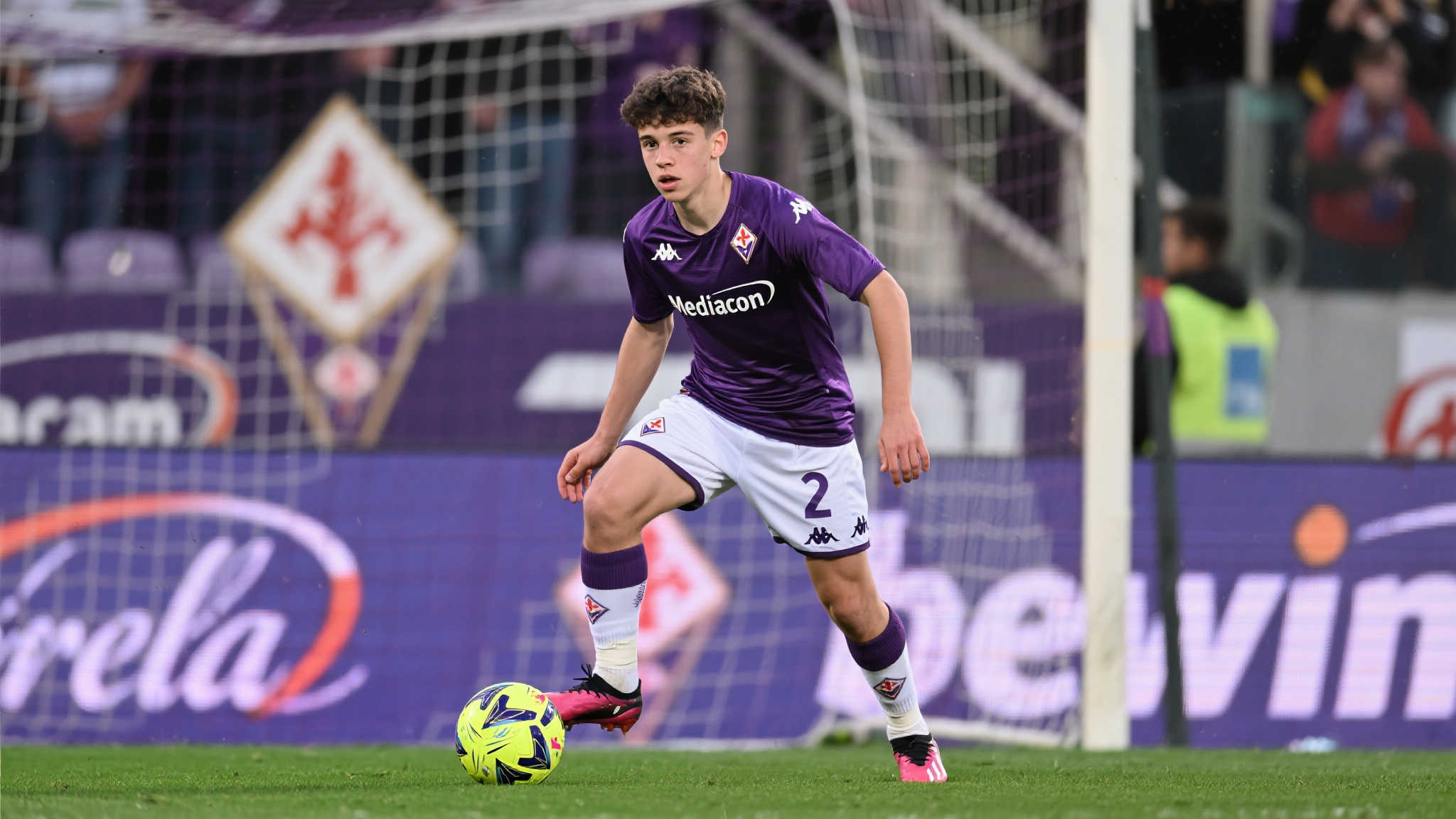 佛罗伦萨与尼斯达成协议:租借维蒂,450万无买断条款 尼克洛·维蒂,一位出生于2002年的新星,在过去两